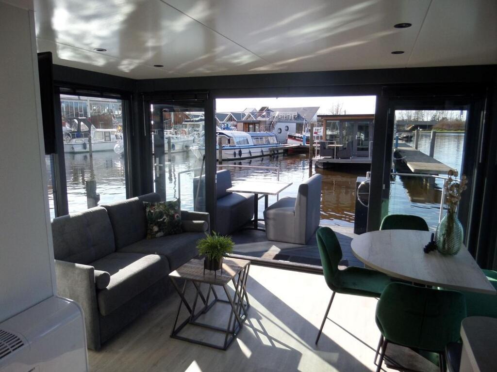 Modern Houseboat With Air Conditioning Located In Marina Uitgeest Exterior foto
